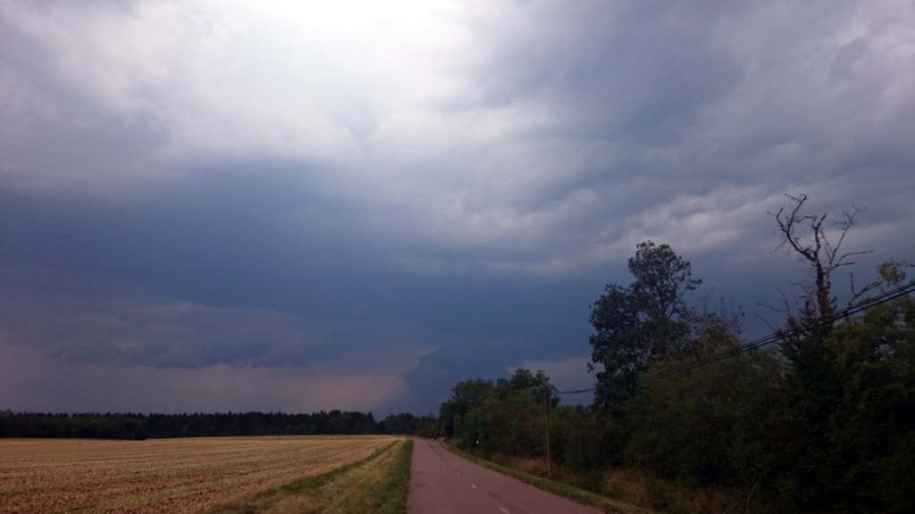 Passend zur Nachricht, die ich an Tag 28 erhalten habe, hüllte sich der Himmel in ein tiefes Schwarz und zeigte sich von seiner dunklen Seiten #wanderveg #tagebuch #schlechtenachrichten