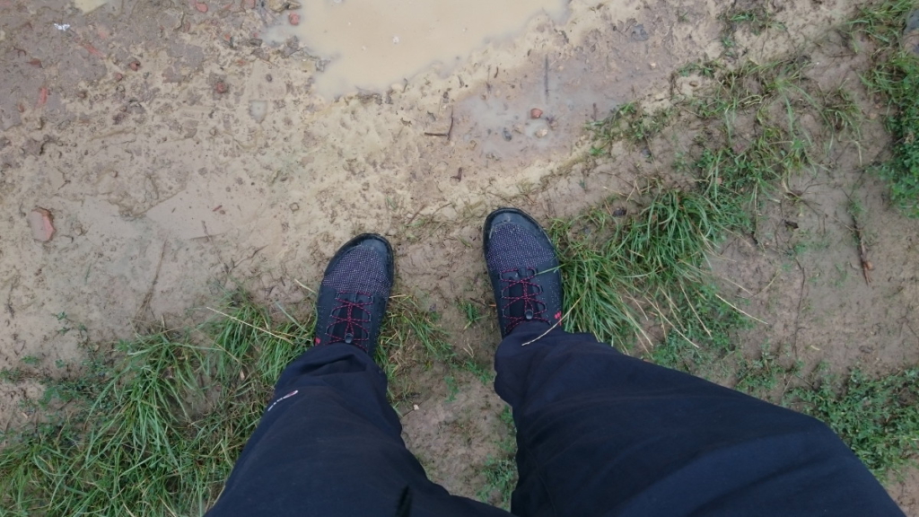 Wasserdichte Barfussschue von Vivobarefoot auf dem Jakobsweg - Jakobsweg-Tagebuch